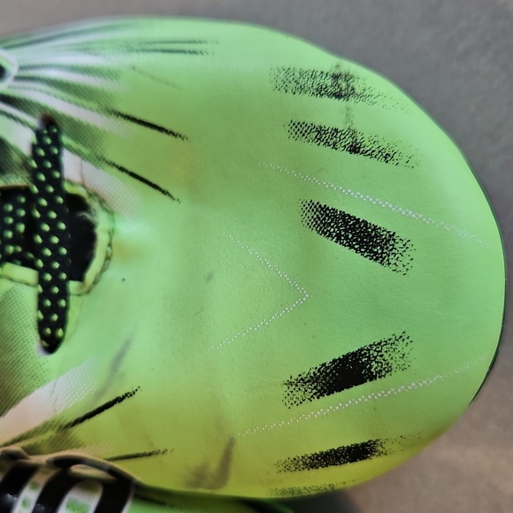 Umbro Green Youth Soccer Cleats - Picture 3 of 14